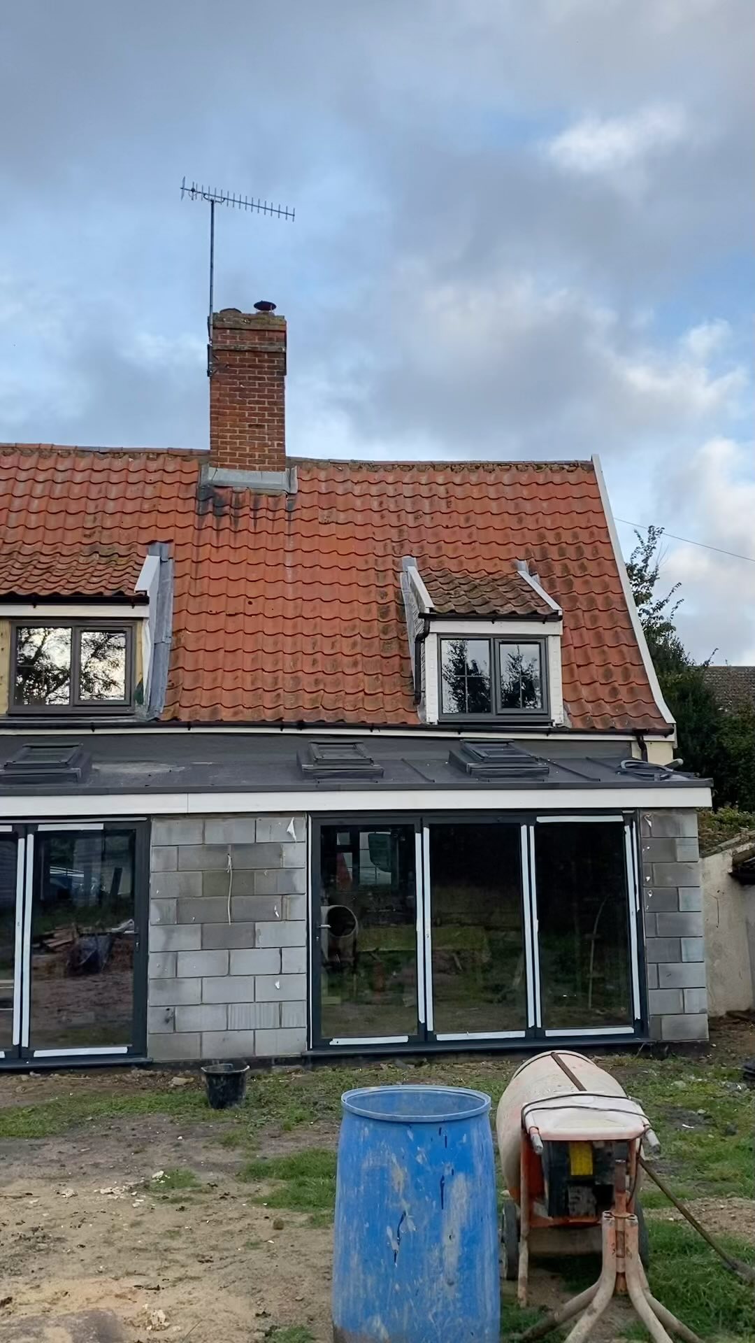 Windows and doors are now in ! This means we can now focus more time on insulation, plasterboard and skimming. 2nd fix plumbing and electrics is now being programmed in. Internal images to come soon !
@scottmortimerarchitecture @bayfield.electrical @ipswichtradeframes @cn_plumbingandheating
#extensions #suffolkbuilders #blockwork #bifolddoors #refurbishment #suffolkhomes #suffolklife